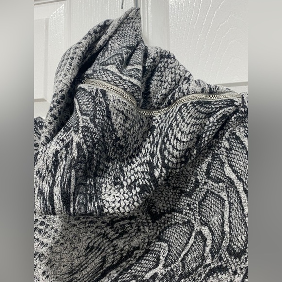 White House Black Market snakeskin print long sleeve high zip neck tunic. - Picture 6 of 8